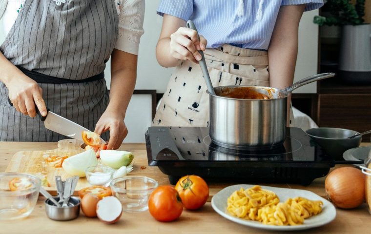 Homemade vs Commercial Pet Food: Pros and Cons